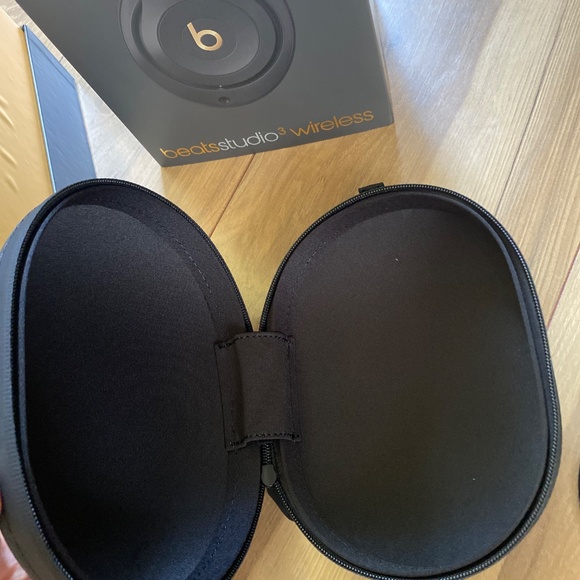 Beats by Dre Over-Ear Headphones - Black and Gold - Picture 5 of 16